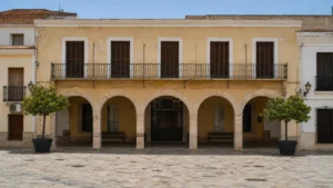 Facaden på et andalusisk rådhus på Costa del Sol, hvor kommunegrænsen afgør om en bolig må registreres til turistudlejning